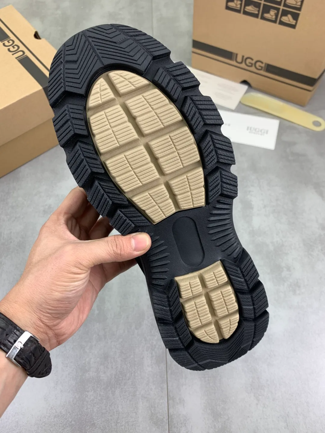Men's men's shoes 💰P620 New arrival 🆕🆕🆕 IUGGI men's British retro Martin boots Winter new men's outdoor hiking boots First layer of cowhide on the outside and wool on the inside Comfortable and warm sole Rubber outsole Non-slip and firm Trendy and fashionable Casual and versatile Size: 39-44 Three colors A6869